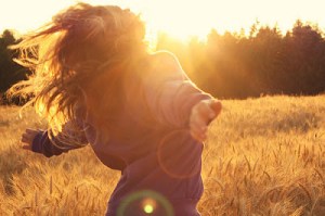 girl,sun,pretty,running,freedom,sunlight-fb8641fa231ee1cbdd389e2f773a1b3b_h