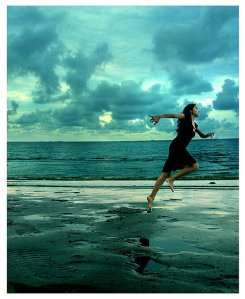 beach-bluex-clouds-girl-light-Favim.com-229854