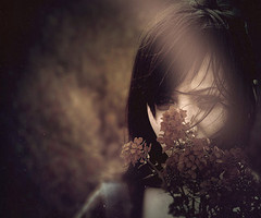 lonely_face_female_flowers_portrait_fear-ab71497f84ea996e815eda6fb9f8257d_h_thumb