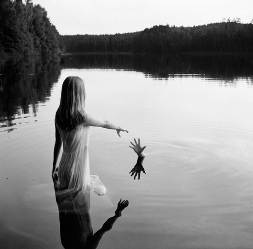 black-and-white-girl-nature-photography-Favim.com-356563